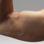 Como treinar bíceps em casa sem equipamentos - 6 melhores exercícios