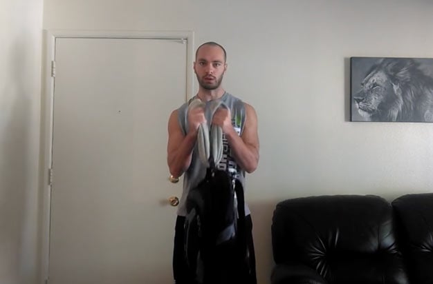 rosca bíceps com toalha e mochila