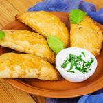 Empanada de batata doce e legumes fit e saudável