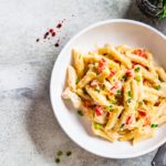 Salada de macarrão integral com menos carboidratos