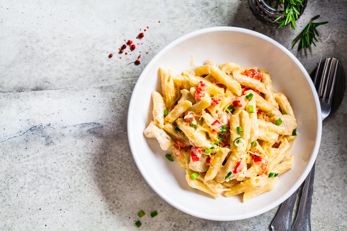 Salada de macarrão integral com menos carboidratos