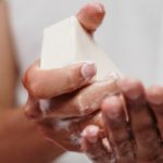 Mãos Ressecadas de Tanto Lavar Contra o Coronavírus? Saiba o Que Fazer