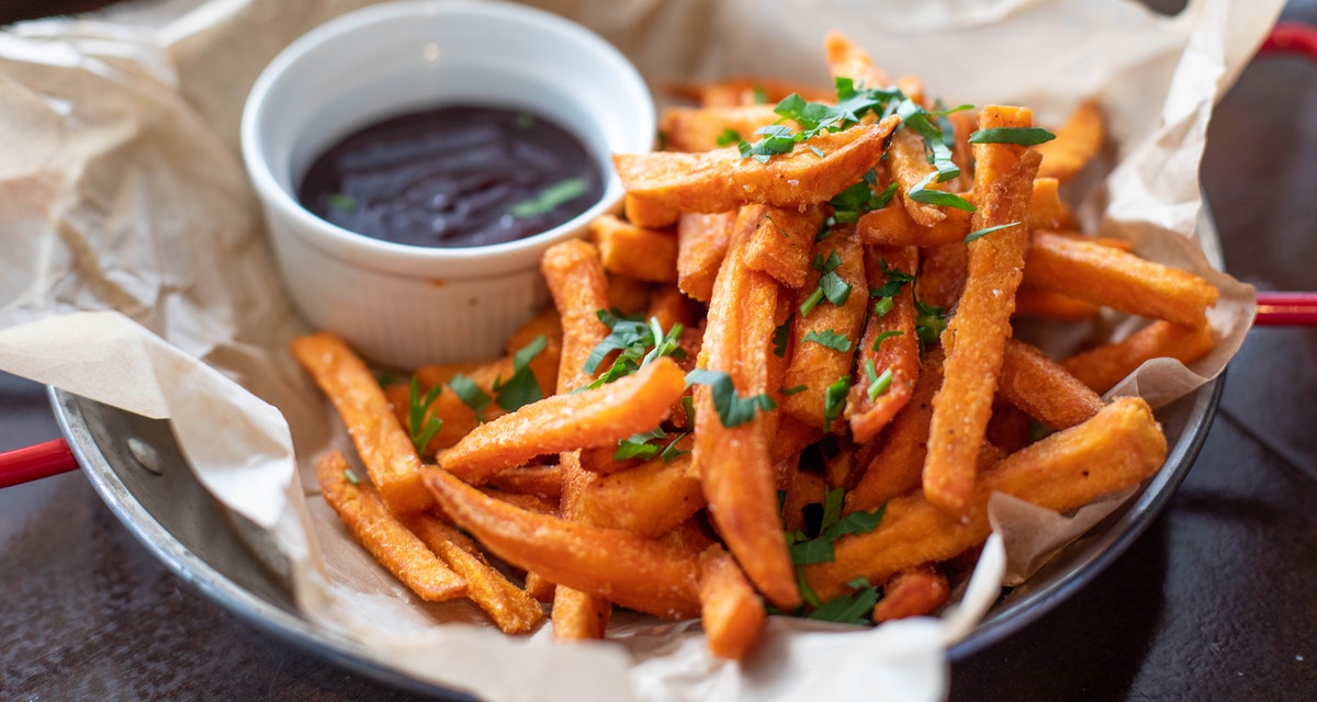 A plateful of homemade batata-doce chips