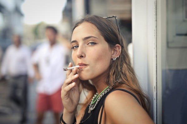 mulher fumando