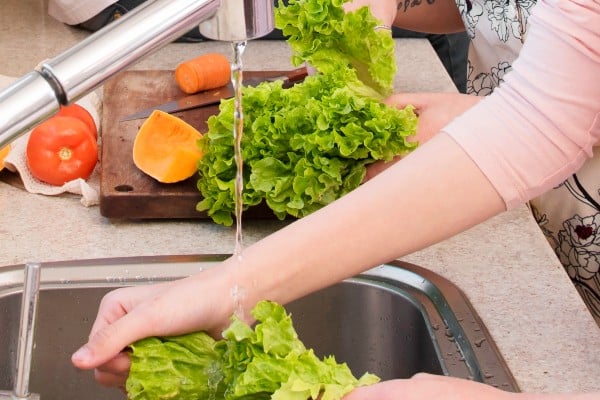 lavando alimentos