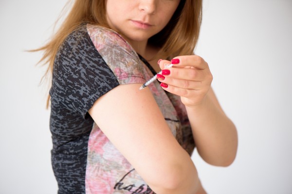 mulher aplicando insulina