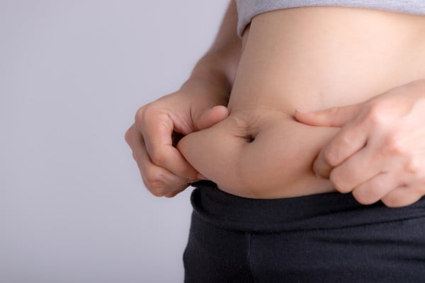 mujer con acumulación de grasa abdominal