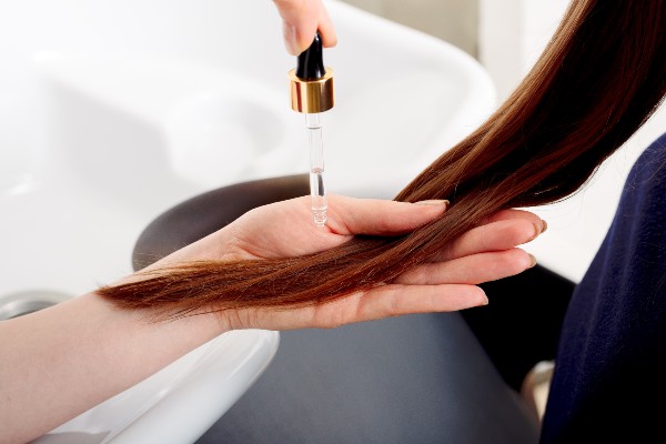 Aceite de ricino - ¡Beneficios y cómo usarlo! 4 aceite de ricino en el cabello
