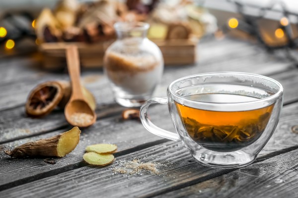 preparando té de gervão