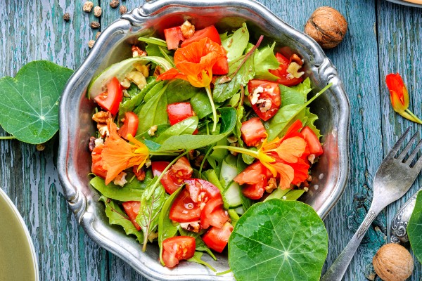 tazón de ensalada capuchino