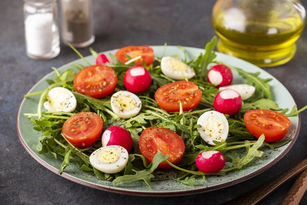 salada com ovo de codorna