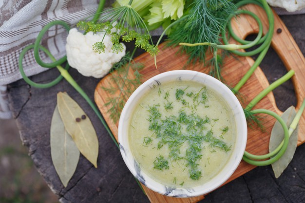 Alho-poró assado com caldo de legumes