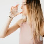 Por que você deve beber mais água conforme envelhece