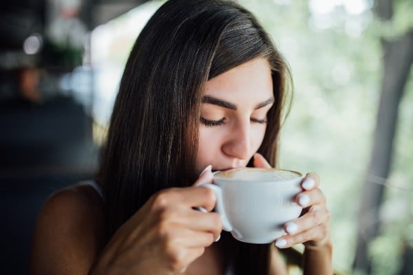 mulher bebendo café