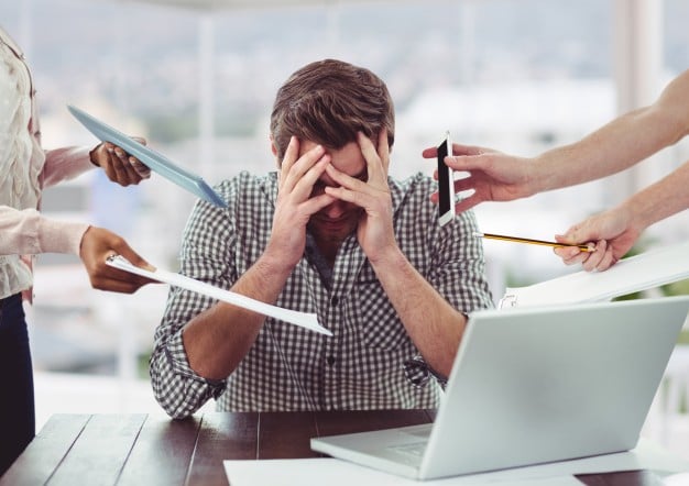 homem estressado no trabalho