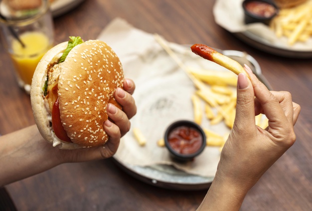 hamburgue e batata frita podem conter glúten