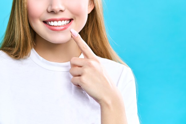 mulher com dentes saudáveis