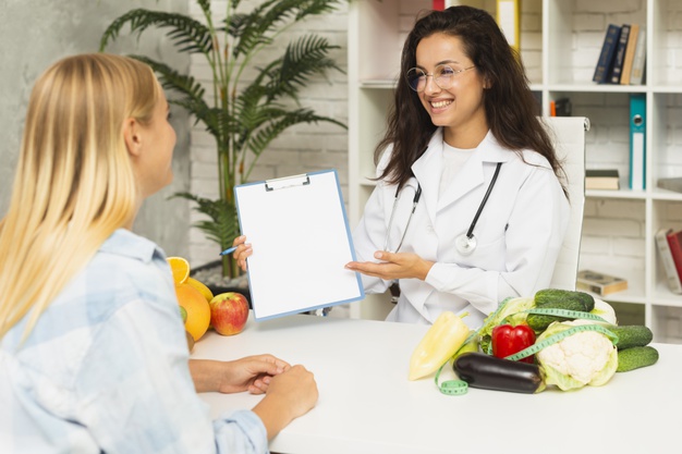 nutricionista em consulta com paciente