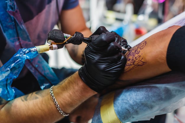 tatuagem sendo feita