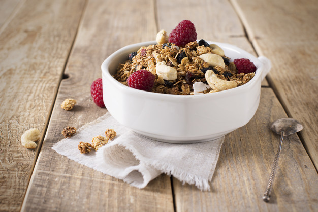 Tigela com granola e frutas