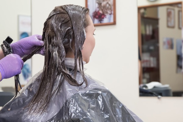 aplicando produto no cabelo