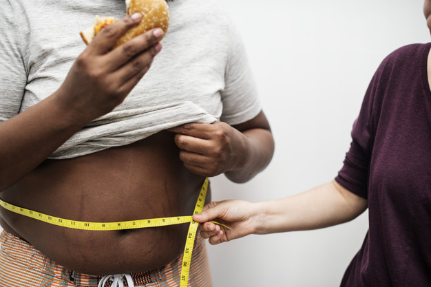 homem comendo junk food