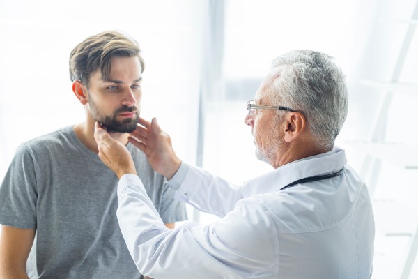 médico examinando paciente