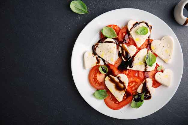 Salada caprese com vinagre balsâmico