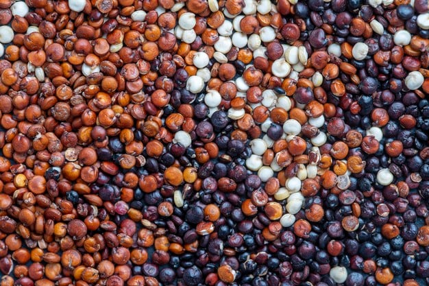 Grãos de quinoa vermelhos, brancos e pretos misturados