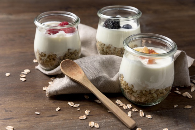 iogurte natural com granola e frutas