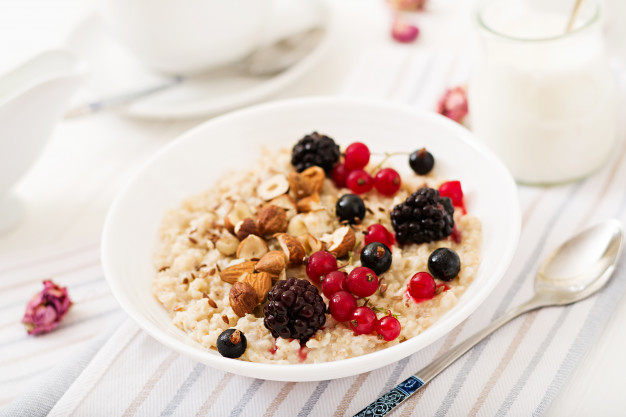 mingau com frutas vermelhas