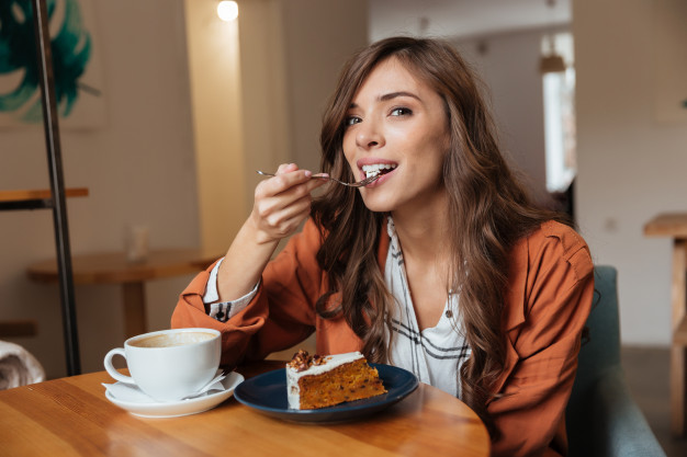 mulher comendo bolo