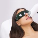 Mulher fazendo tratamento com luz intensa pulsada
