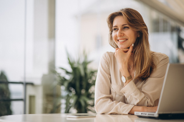 mulher feliz no trabalho