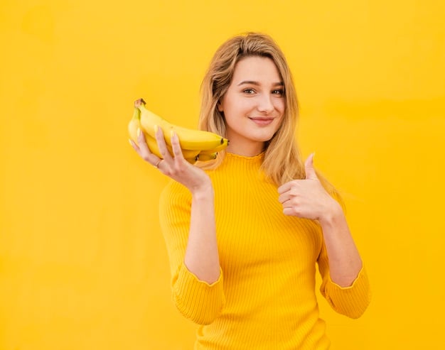 mulher segurando uma banana