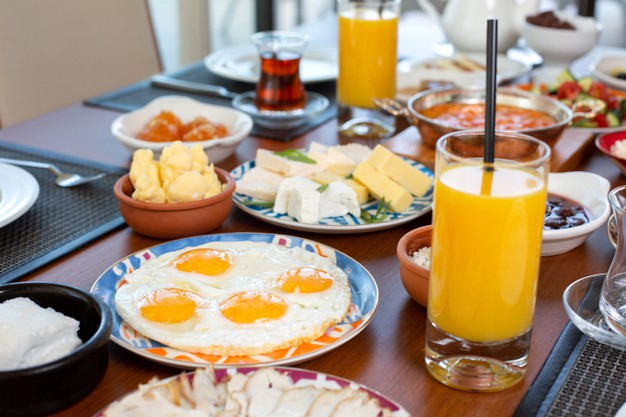 suco de laranja no café da manhã