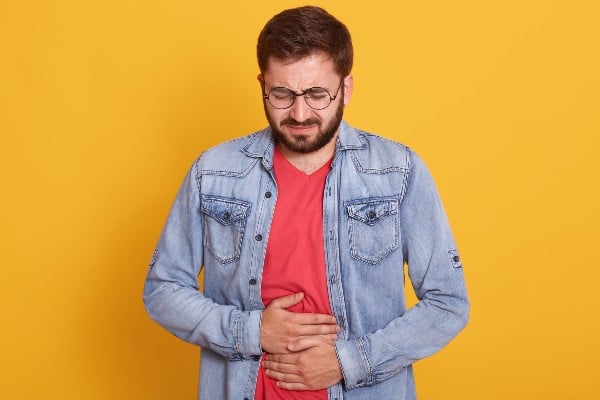 Homem com dor - Alho é bom para gastrite?