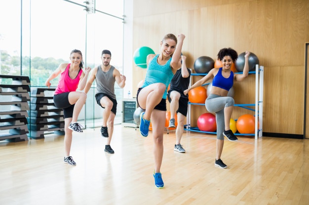 Grupo dançando zumba