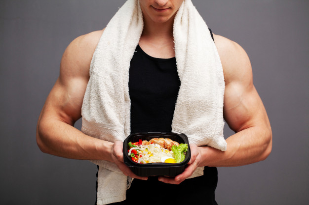 homem fazendo dieta cetogênica