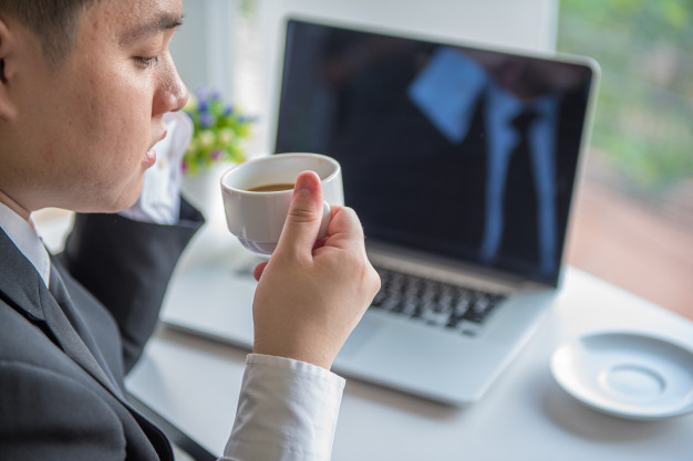 homem tomando café no trabalho