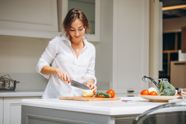 mulher cozinhando