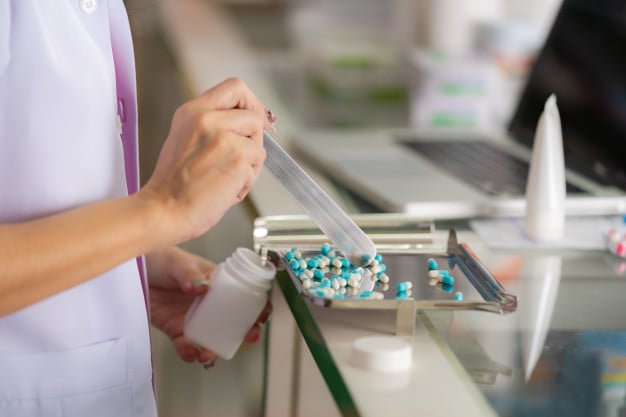 pílulas sendo separadas na prateleira da farmácia