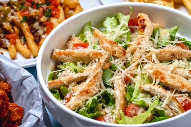 salada de frango com macarrão