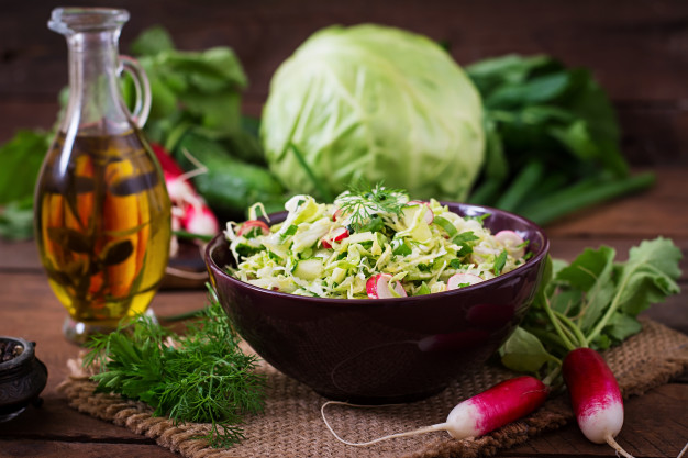 Receita de salada de repolho light com abacaxi