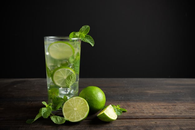 10 benefícios de tomar água com limão todos os dias - MundoBoaForma