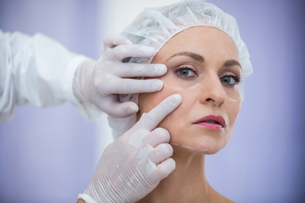 mulher sendo examinada pelo dermatologista