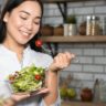 mulher comendo salada