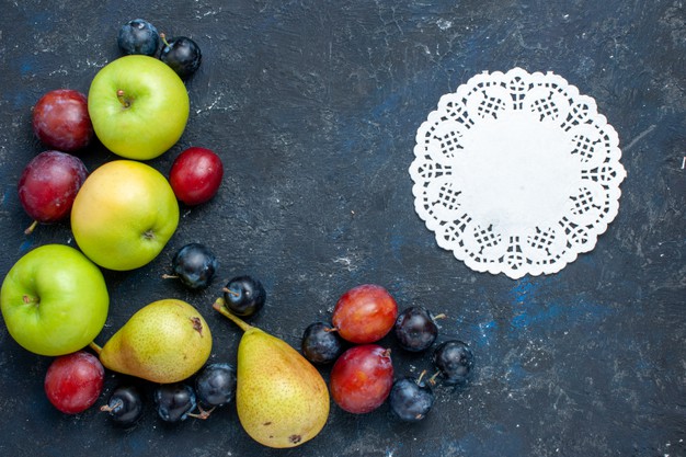 Espetinho de Frutas Light com ameixa, maçã e pera