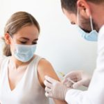Por que mulheres têm mais efeitos colaterais da vacina da COVID-19