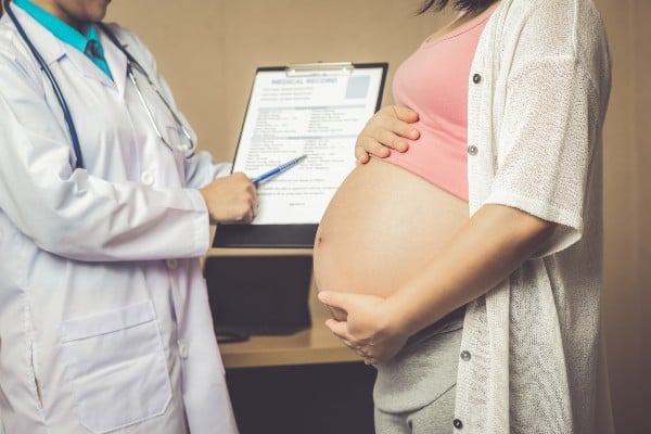 grávida na consulta médica
